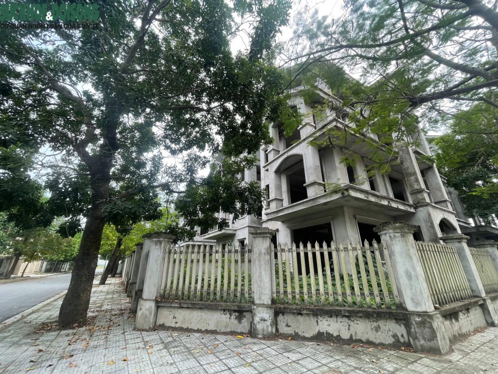 Biệt thự xuống cấp