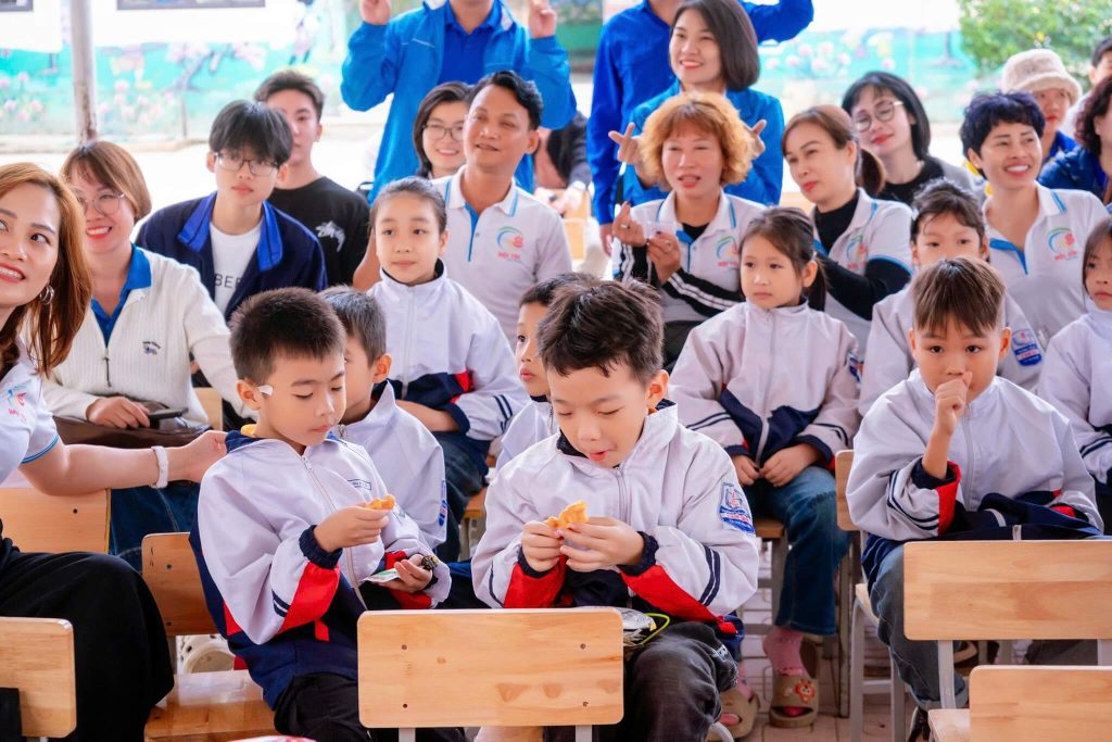 DHP Land Mang Hơi Ấm Đến Vùng Lũ Thái Nguyên hình ảnh các học sinh sau thiệt hại lũ lụt