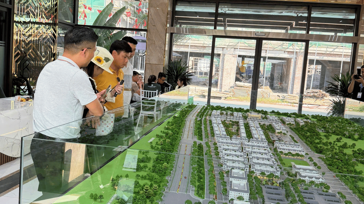 Hình ảnh khách hàng tham quan thực tế dự án và sa bàn dự án Hoàng Huy Green River