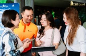 Khách hàng kiểm tra các điều khoản hợp đồng mua bán chung cư Hoàng Huy New City